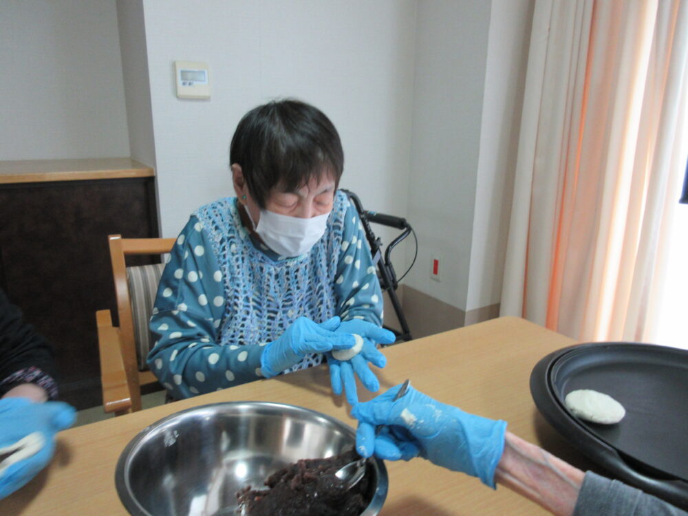 静岡市葵区老人ホーム_おやつレク「梅ヶ枝餅作り」
