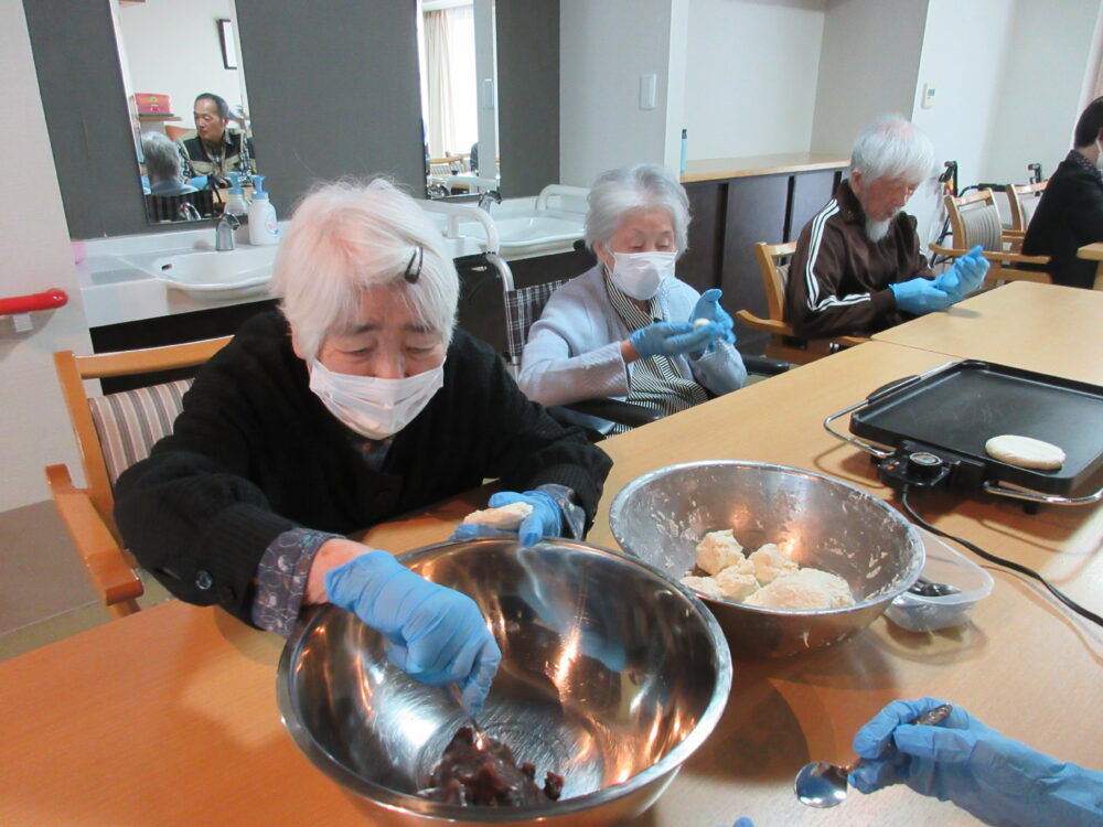 静岡市葵区老人ホーム_おやつレク「梅ヶ枝餅作り」