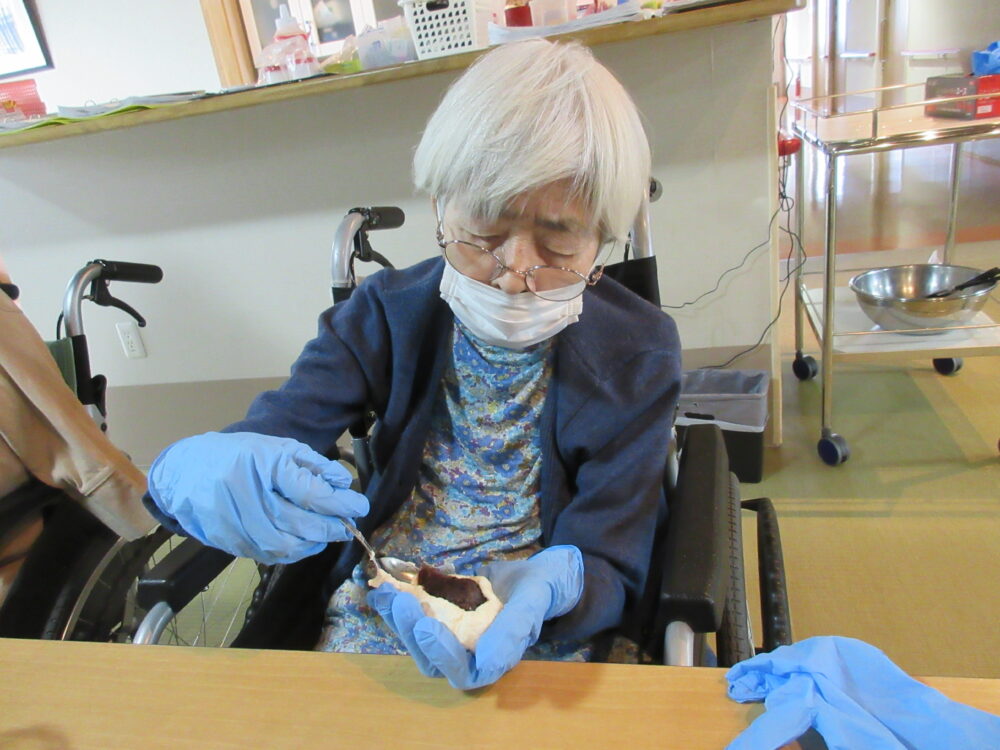 静岡市葵区老人ホーム_おやつレク「梅ヶ枝餅作り」