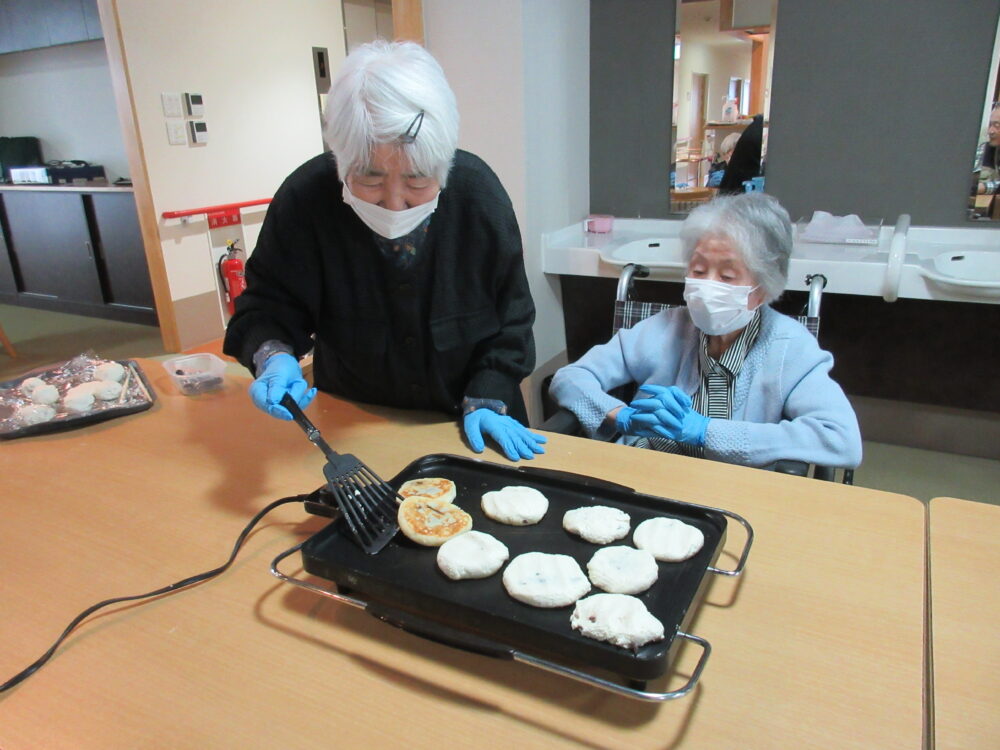 静岡市葵区老人ホーム_おやつレク「梅ヶ枝餅作り」