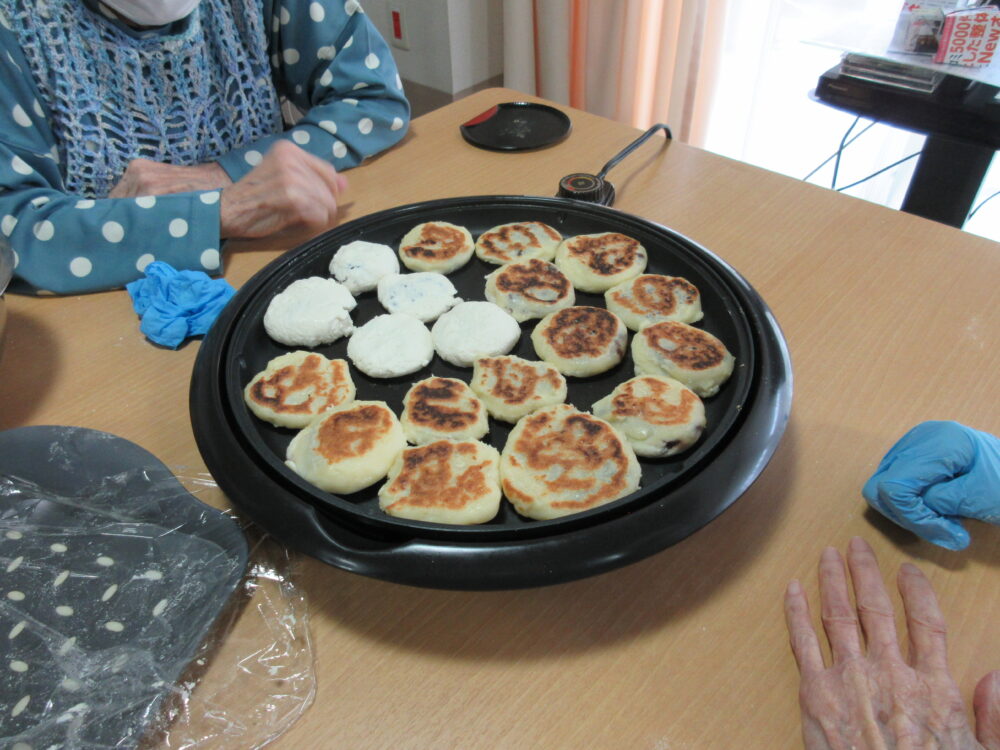 静岡市葵区老人ホーム_おやつレク「梅ヶ枝餅作り」