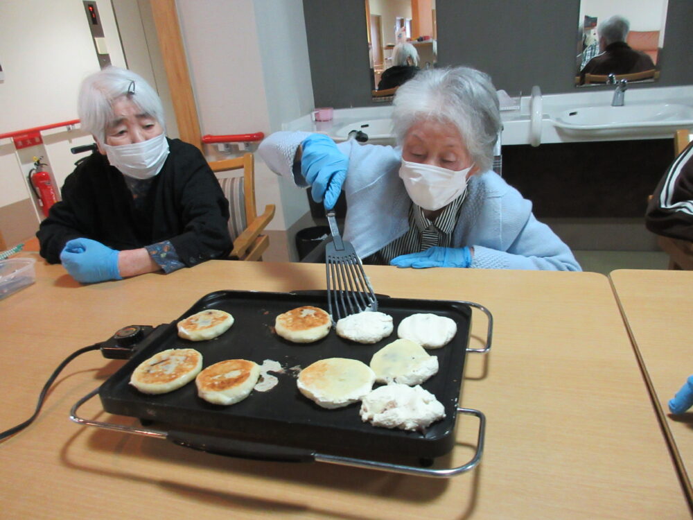 静岡市葵区老人ホーム_おやつレク「梅ヶ枝餅作り」