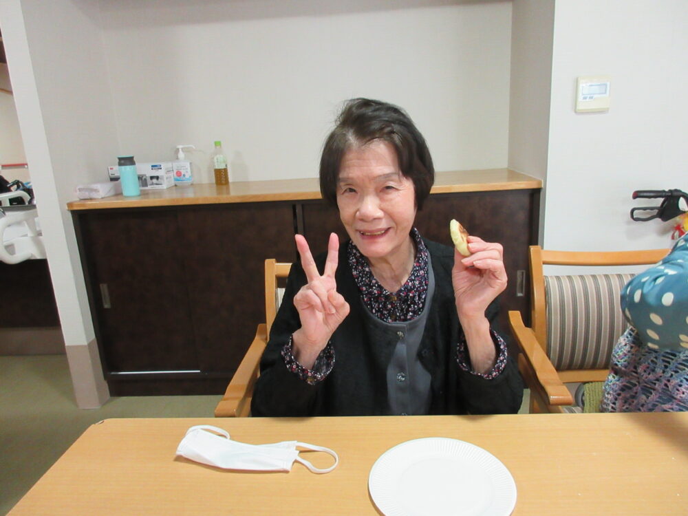 静岡市葵区老人ホーム_おやつレク「梅ヶ枝餅作り」