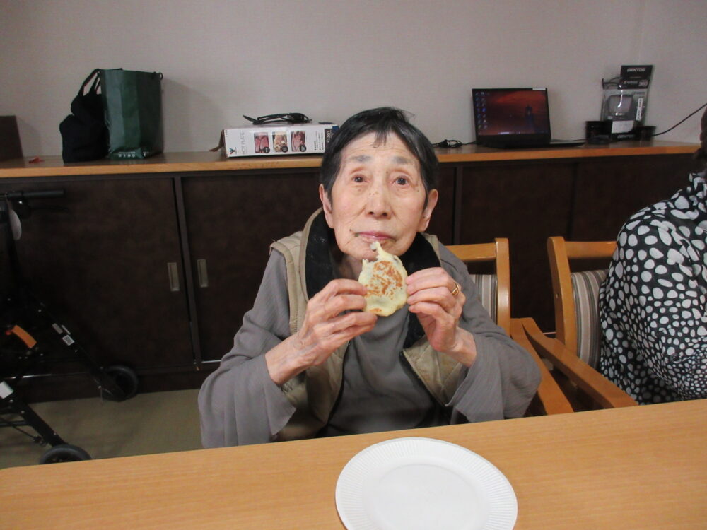 静岡市葵区老人ホーム_おやつレク「梅ヶ枝餅作り」