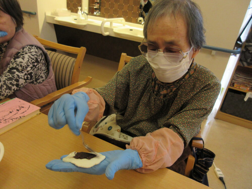静岡市葵区老人ホーム_おやつレク「梅ヶ枝餅作り」
