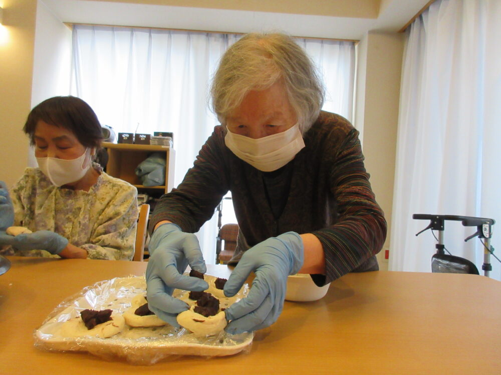 静岡市葵区老人ホーム_おやつレク「梅ヶ枝餅作り」