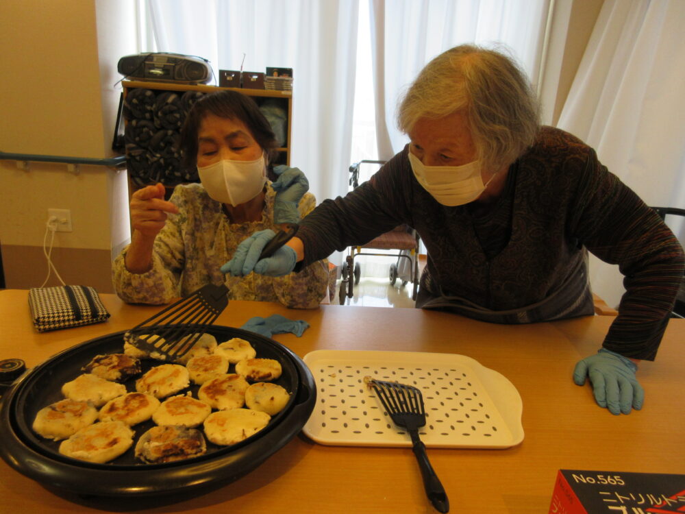 静岡市葵区老人ホーム_おやつレク「梅ヶ枝餅作り」