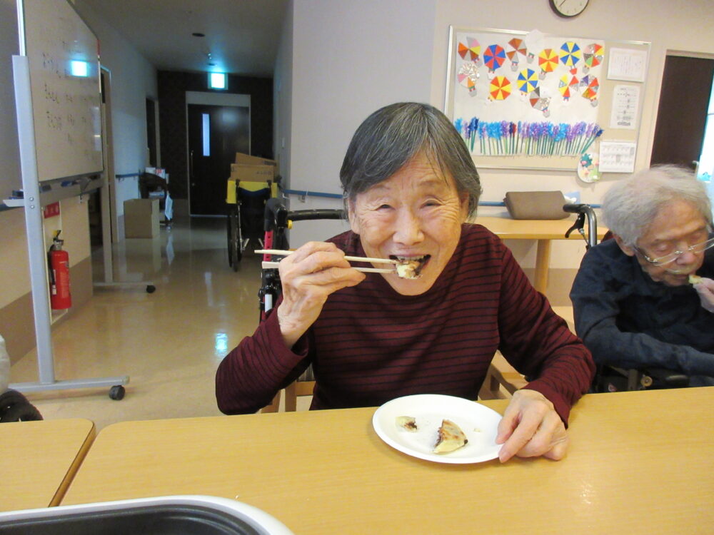静岡市葵区老人ホーム_おやつレク「梅ヶ枝餅作り」