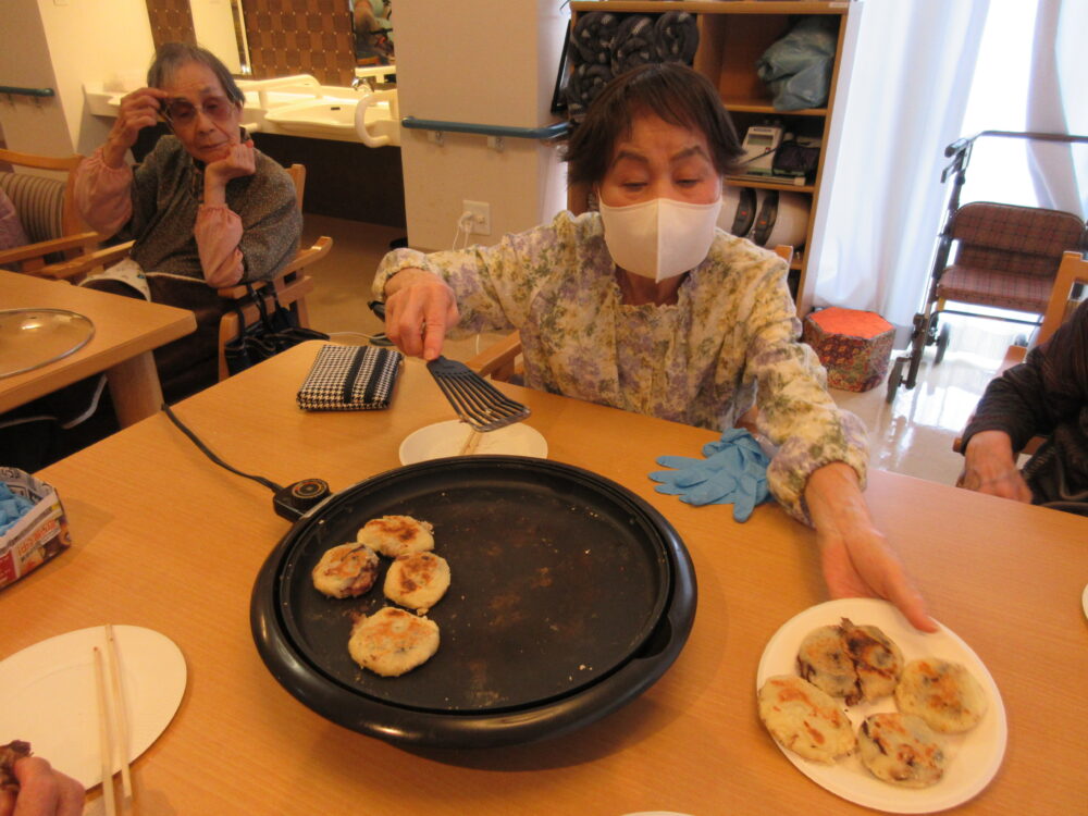 静岡市葵区老人ホーム_おやつレク「梅ヶ枝餅作り」