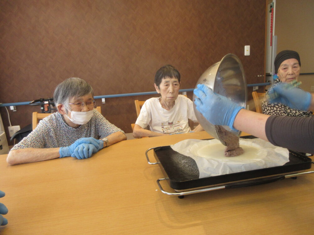 静岡市葵区老人ホーム_リハネクストクラブ活動 「やってみよう会　水無月作り」