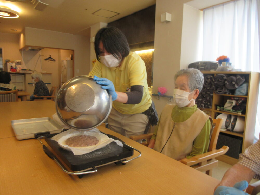 静岡市葵区老人ホーム_リハネクストクラブ活動 「やってみよう会　水無月作り」