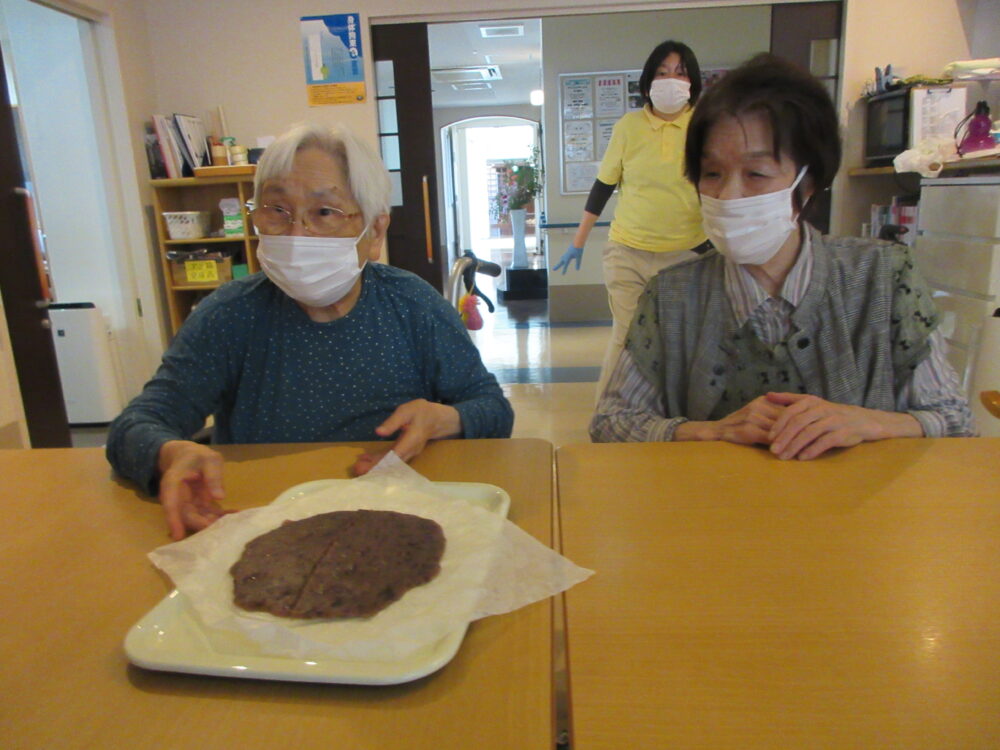 静岡市葵区老人ホーム_リハネクストクラブ活動 「やってみよう会　水無月作り」
