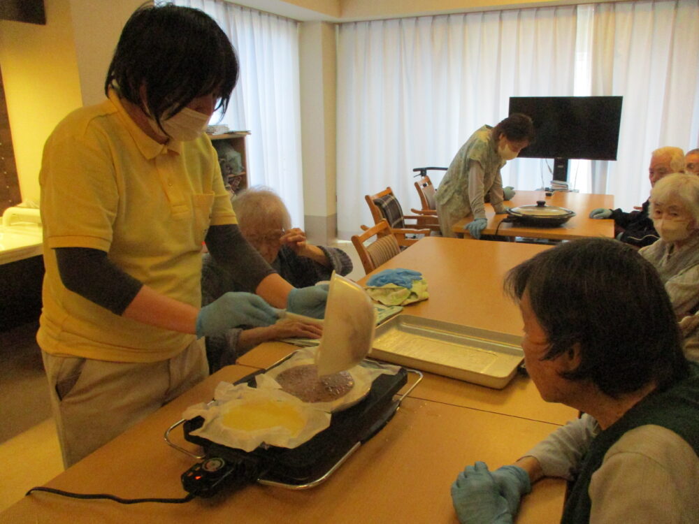 静岡市葵区老人ホーム_リハネクストクラブ活動 「やってみよう会　水無月作り」