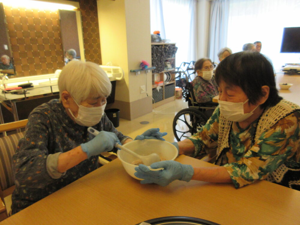 静岡市葵区老人ホーム_リハネクストクラブ活動 「やってみよう会　水無月作り」