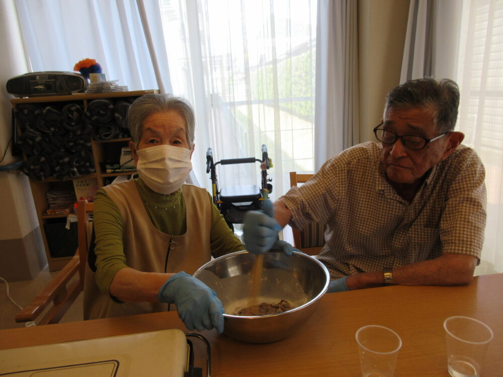 静岡市葵区老人ホーム_リハネクストクラブ活動 「やってみよう会　水無月作り」