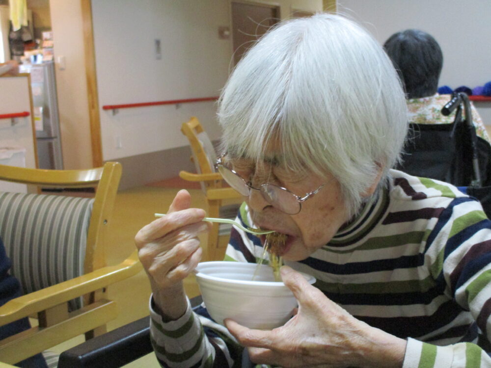 静岡市葵区老人ホーム_梅雨を吹き飛ばそう　ところてんと歌の会