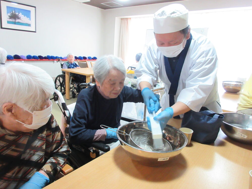 静岡市葵区老人ホーム_梅雨を吹き飛ばそう　ところてんと歌の会