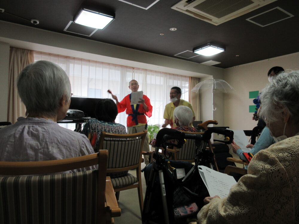 静岡市葵区老人ホーム_梅雨を吹き飛ばそう　ところてんと歌の会