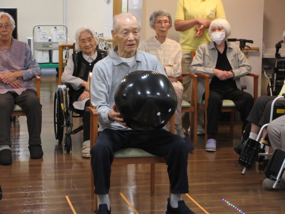 静岡市葵区老人ホーム_ボウリング大会
