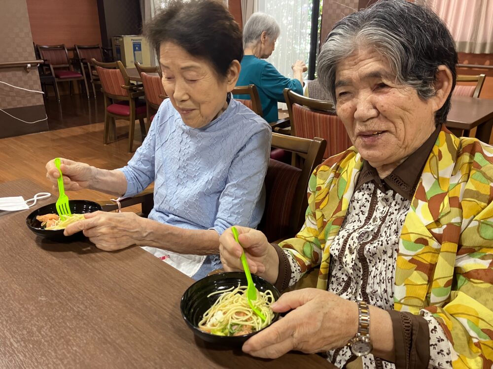 駿東郡長泉町老人ホーム_食事イベント　～初夏薫る炙りサーモン冷製パスタ～