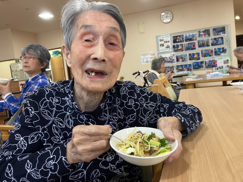 駿東郡長泉町老人ホーム_食事イベント　～初夏薫る炙りサーモン冷製パスタ～