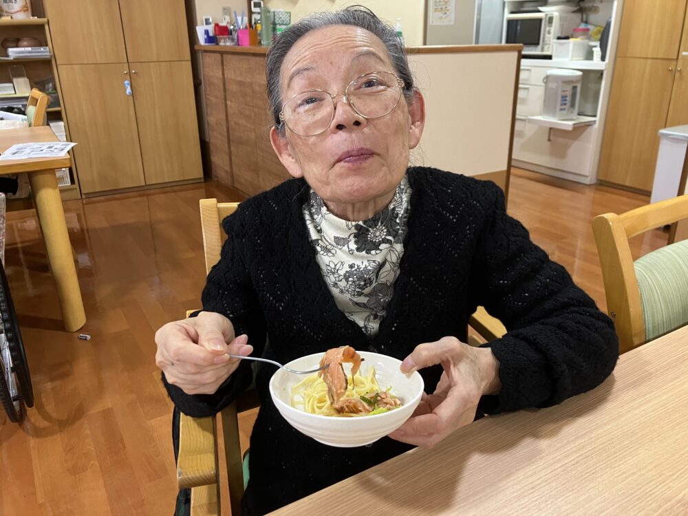駿東郡長泉町老人ホーム_食事イベント　～初夏薫る炙りサーモン冷製パスタ～