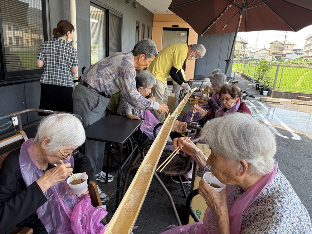 静岡市清水区老人ホーム_毎年恒例「流しそうめん」開催