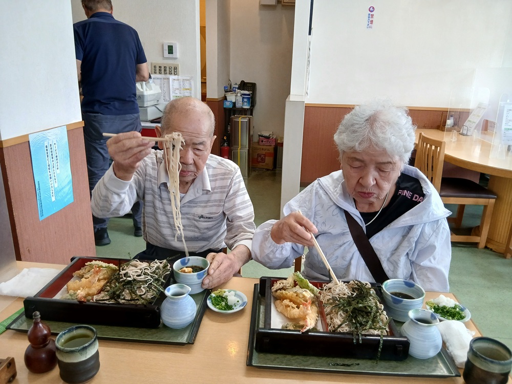 静岡市清水区老人ホーム_夢をかなえるツアー　「岩久」さんでお食事