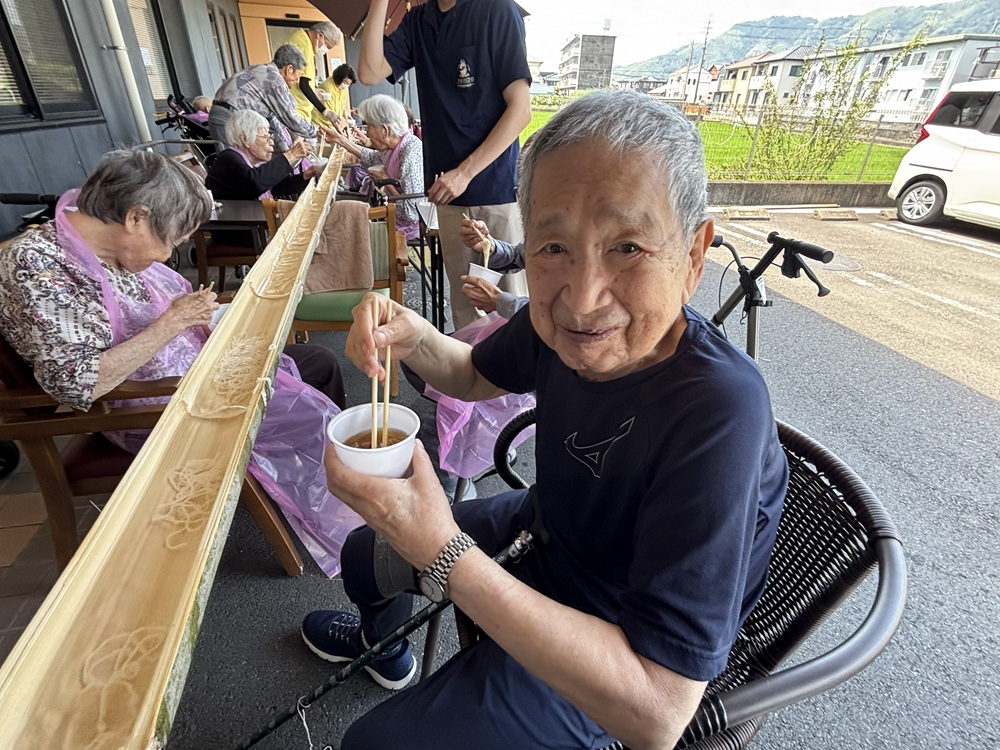 静岡市清水区老人ホーム_毎年恒例「流しそうめん」開催