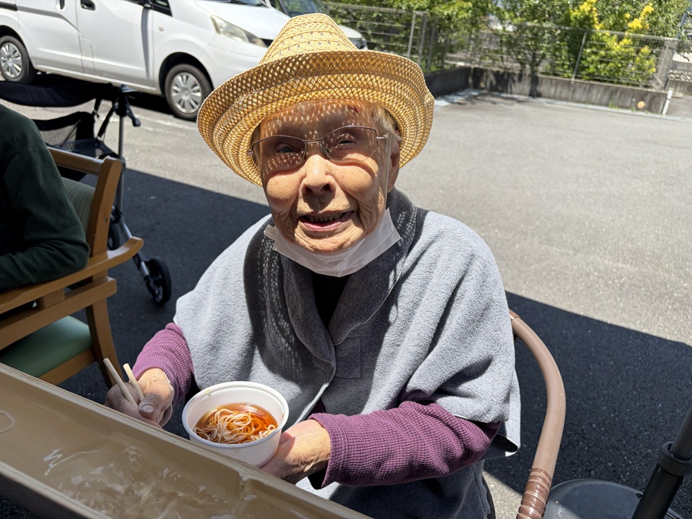静岡市清水区老人ホーム_毎年恒例「流しそうめん」開催