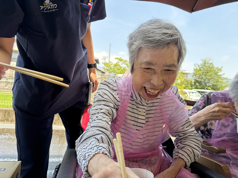 静岡市清水区老人ホーム_毎年恒例「流しそうめん」開催