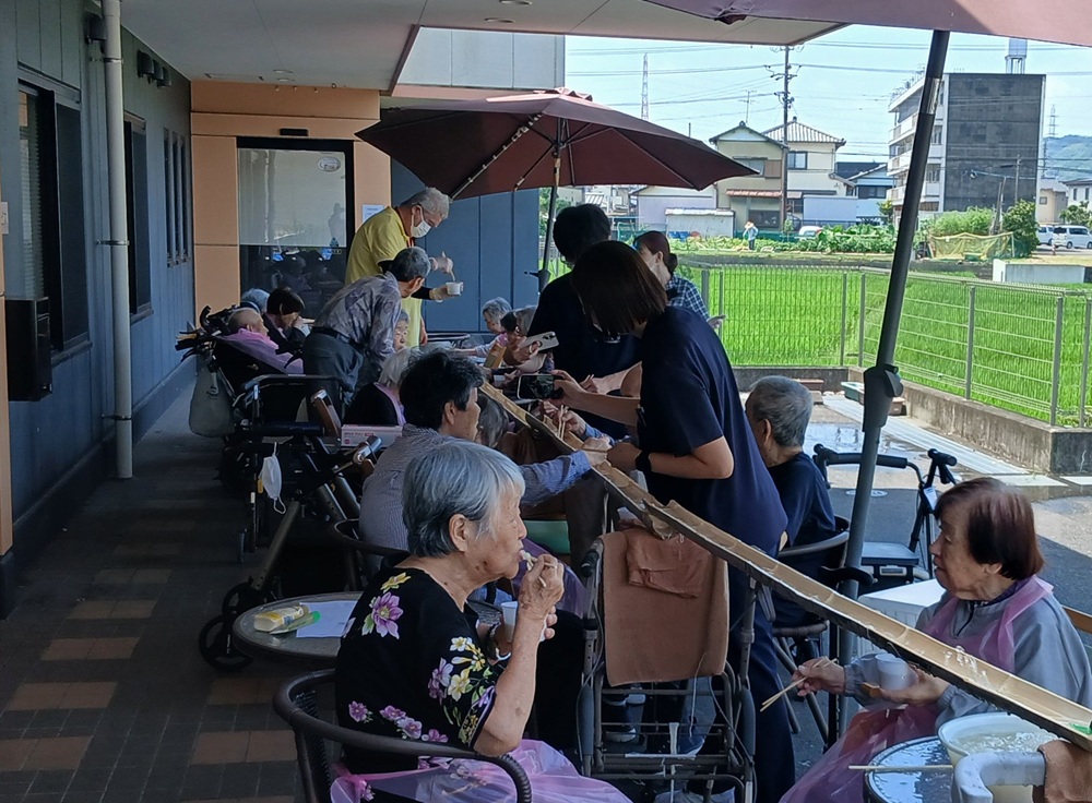 静岡市清水区老人ホーム_毎年恒例「流しそうめん」開催