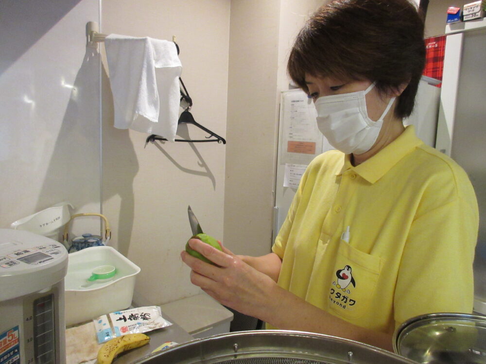 静岡市葵区老人ホーム_リハネクストクラブ活動 「やってみよう会　フルーツポンチ作り」