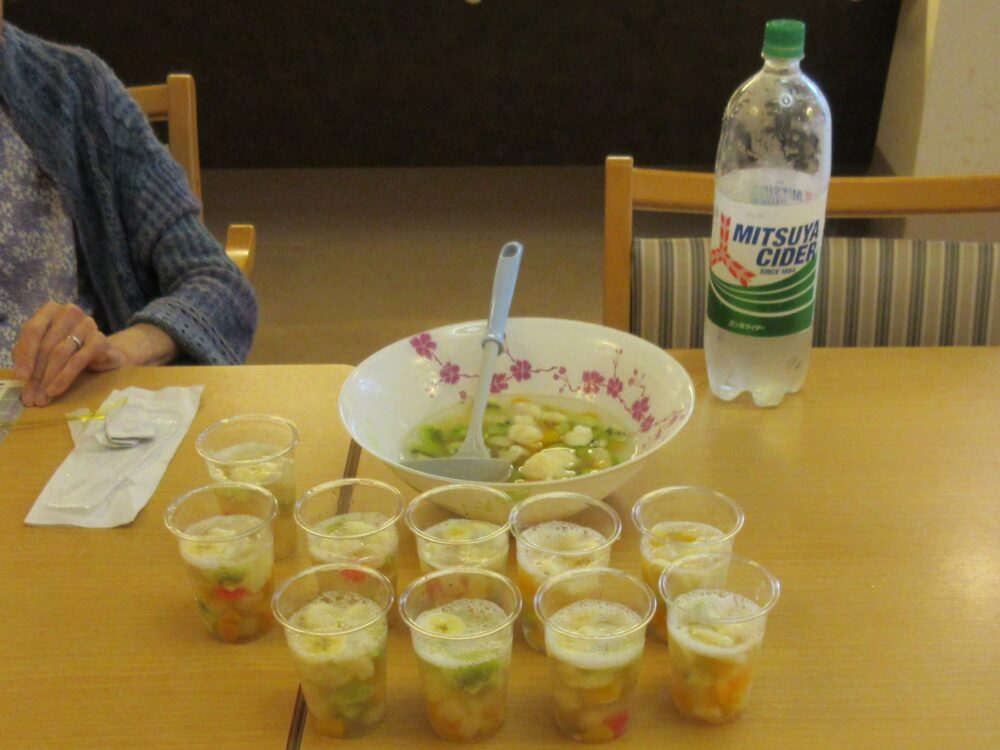 静岡市葵区老人ホーム_リハネクストクラブ活動 「やってみよう会　フルーツポンチ作り」