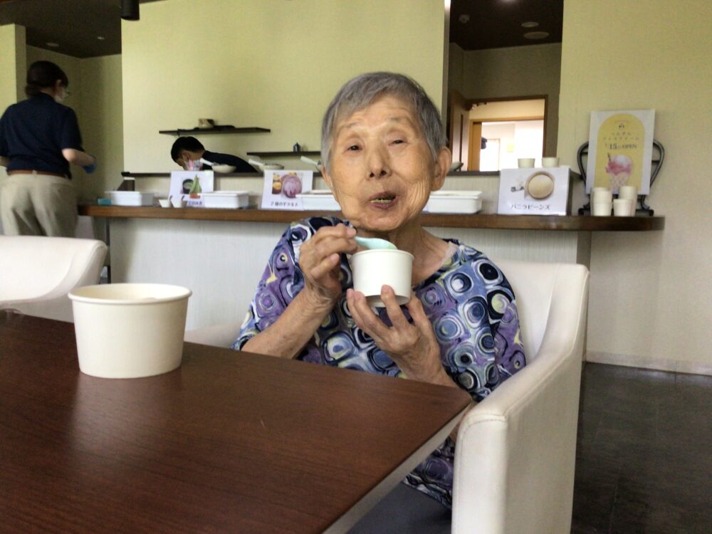 静岡市駿河区老人ホーム_ひんやりおいしいアイスクリームレク