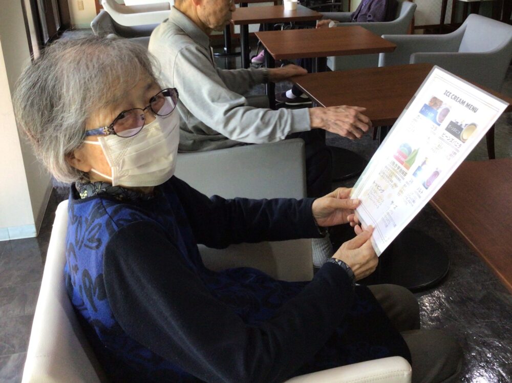 静岡市駿河区老人ホーム_ひんやりおいしいアイスクリームレク