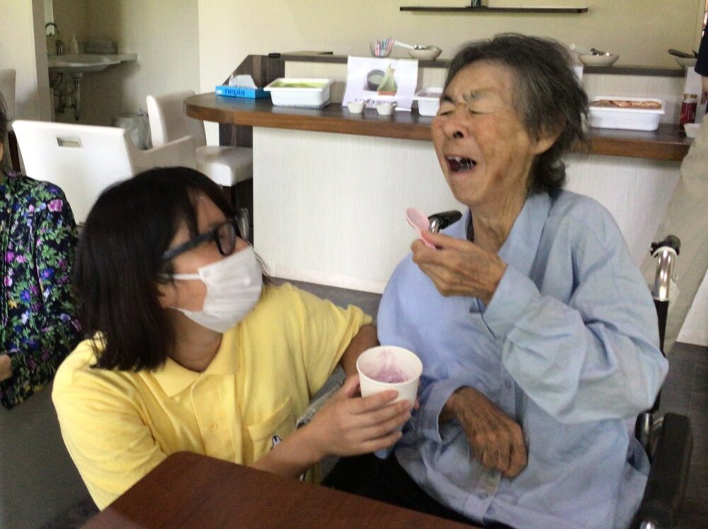 静岡市駿河区老人ホーム_ひんやりおいしいアイスクリームレク