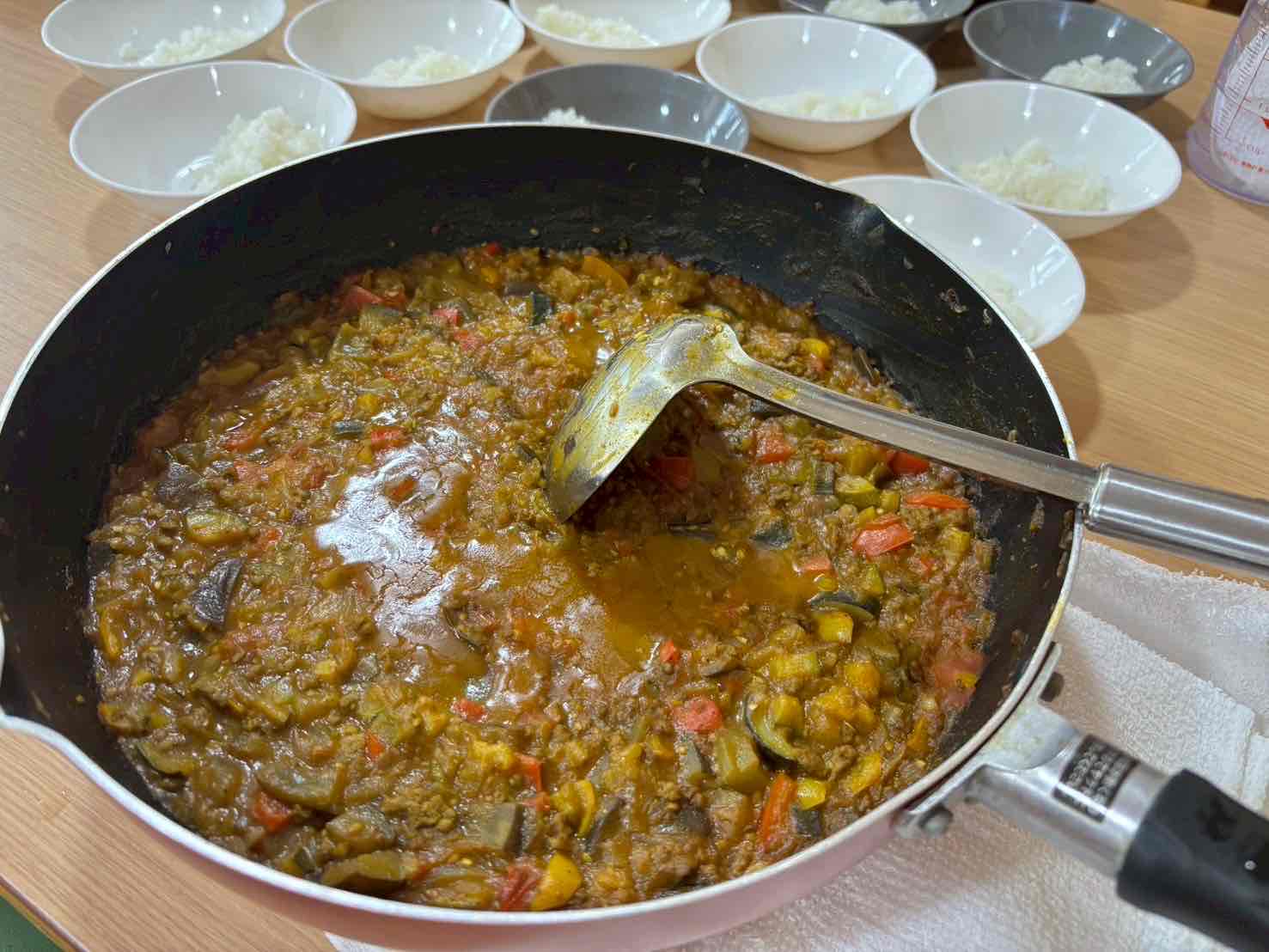 駿東郡長泉町老人ホーム_食事イベント ~旬の野菜がゴロゴロ!夏野菜カレー~