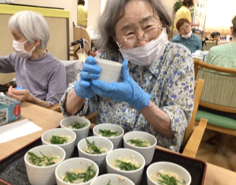 浜松市老人ホーム_夏にぴったり 8月の「ひんやりおやつレク」
