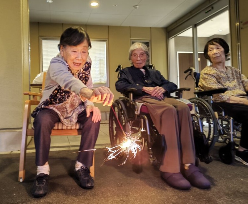 静岡市葵区老人ホーム_夏を楽しもう　花火と夏のおやつ会