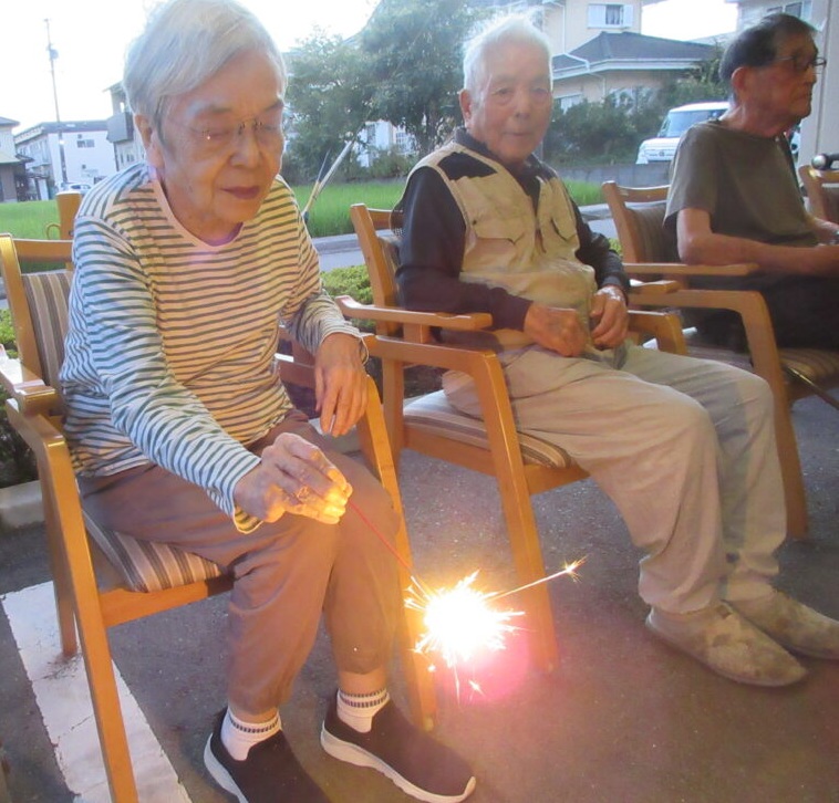 静岡市葵区老人ホーム_夏を楽しもう　花火と夏のおやつ会