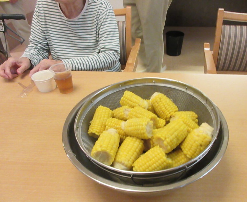静岡市葵区老人ホーム_夏を楽しもう　花火と夏のおやつ会