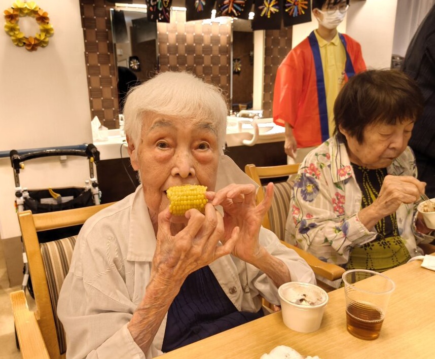静岡市葵区老人ホーム_夏を楽しもう　花火と夏のおやつ会