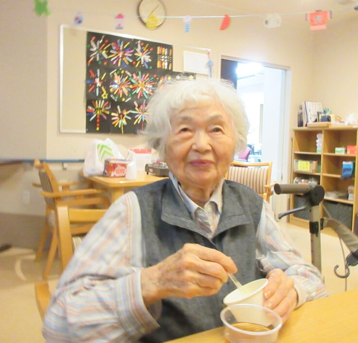 静岡市葵区老人ホーム_夏を楽しもう　花火と夏のおやつ会