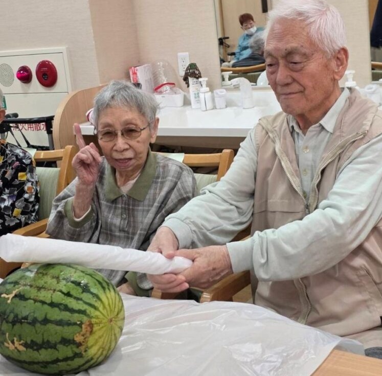 浜松市老人ホーム_海の家　スイカ割り