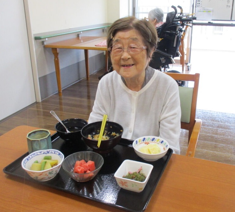 静岡市葵区老人ホーム_夏を彩る季節の食べ物