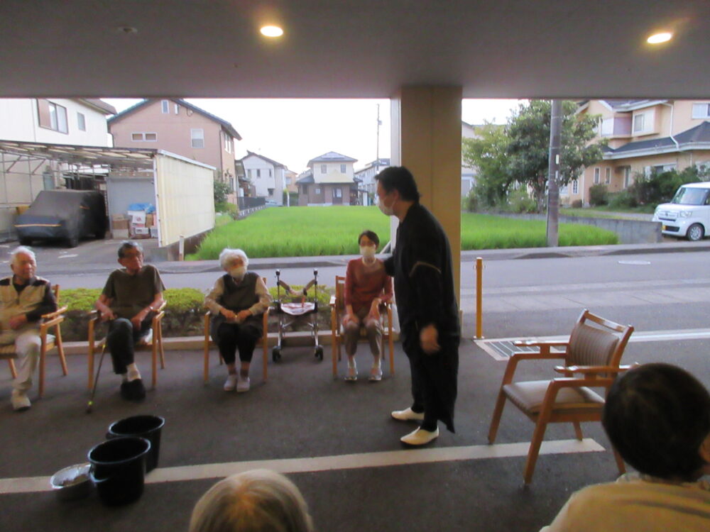 静岡市葵区老人ホーム_夏を楽しもう　花火と夏のおやつ会