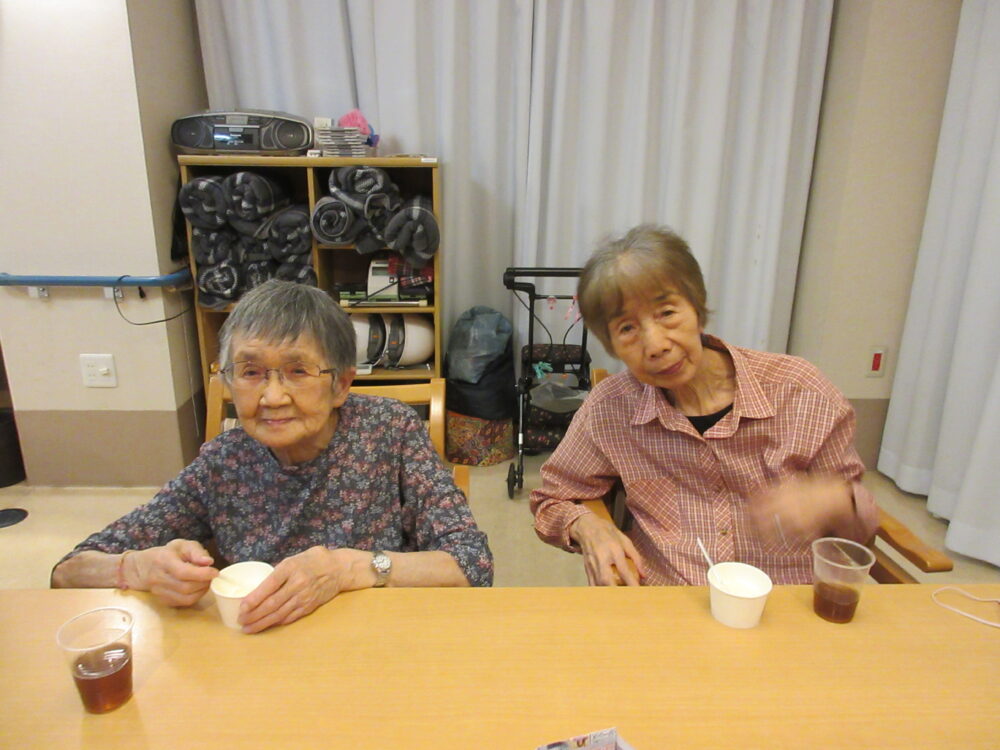 静岡市葵区老人ホーム_夏を楽しもう　花火と夏のおやつ会