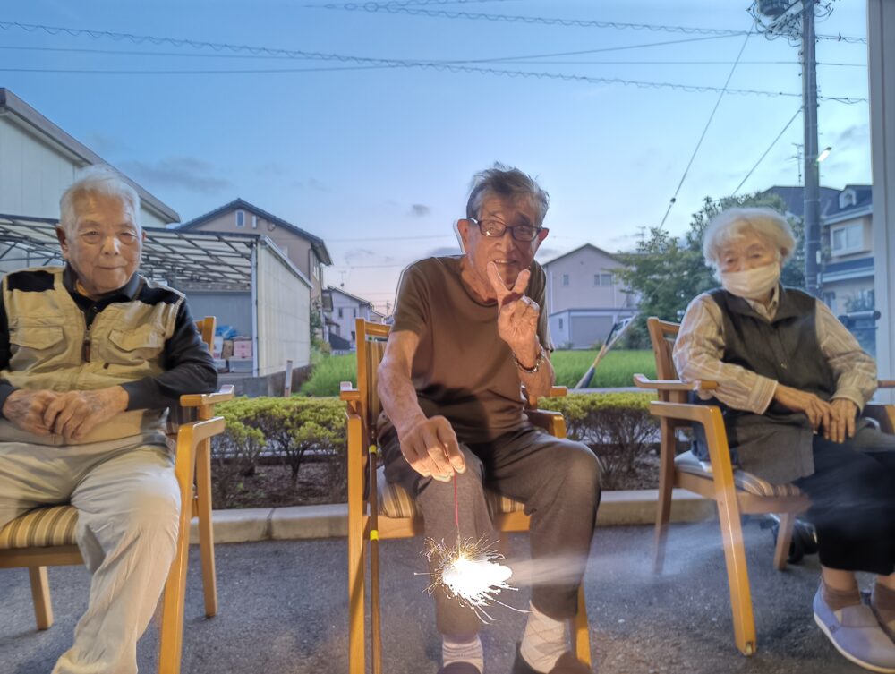 静岡市葵区老人ホーム_夏を楽しもう　花火と夏のおやつ会