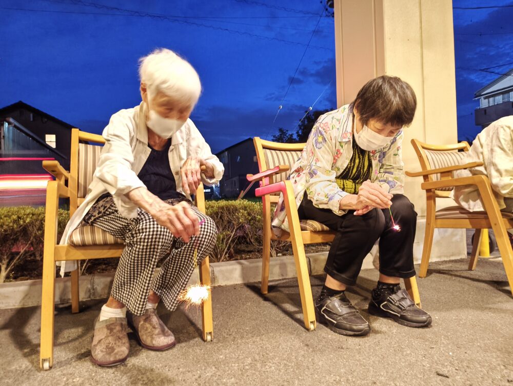 静岡市葵区老人ホーム_夏を楽しもう　花火と夏のおやつ会